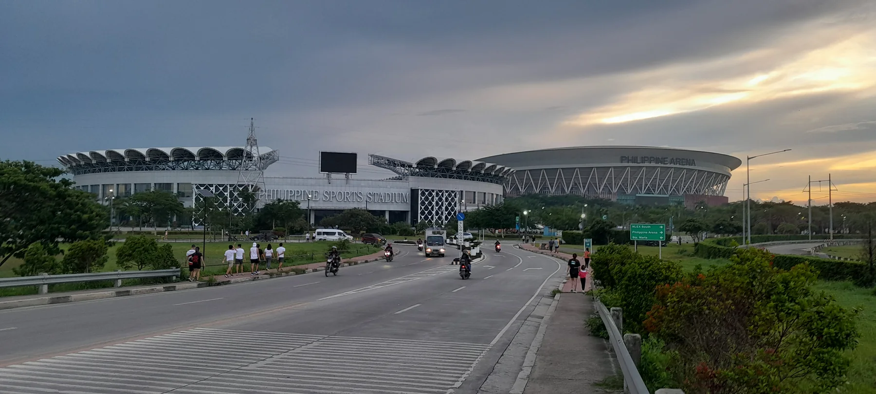 Philippine Arena at Philippine Sports Stadium mula sa bypass road sa Bocaue